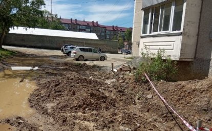 В одном из дворов Южно-Сахалинска земляные работы вели с нарушением